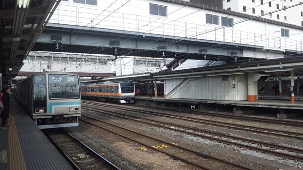 写真: 相模線２０５系と中央線E233 系なぅ(八王子駅)