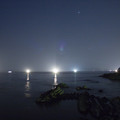 写真: 小伊津の漁火と夜釣り人