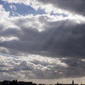 写真: 雲間の光は神々しい