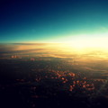 写真: 機内から見た朝と夜の境目