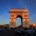 写真: （仏）パリ、赤く染まった凱旋門 ★