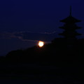 夜明けの満月、岡山県総社市の備中国分寺で ♪
