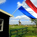 写真: オランダ「キンデルダイク」の風車＆国旗 ♪