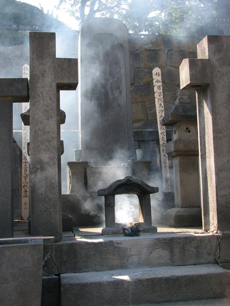 写真: 煙る墓（泉岳寺）