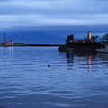 写真: 夕暮れの美保関港
