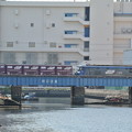 写真: 五月晴れのケイヒン運河を行くコンテナ貨物