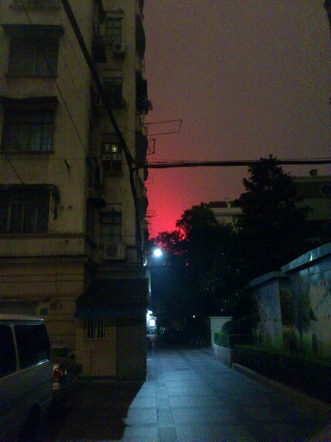 写真では分かりにくいけど、空が赤い。