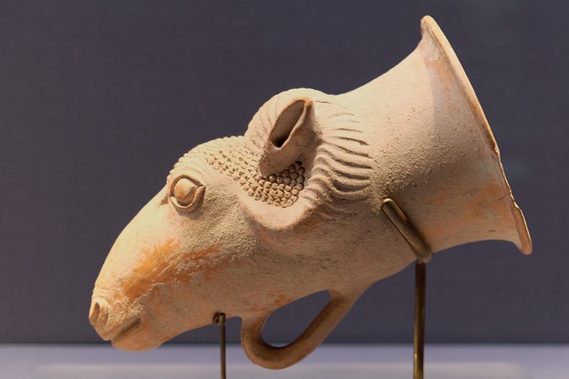 写真: 2014.01.08　東京国立博物館　橙色土器　山羊頭形リュトン　イラン、ギラーン地方出土
