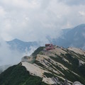 写真: 7/27　燕岳頂上から燕山荘を望む