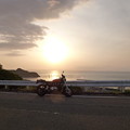 写真: バイクと浜の夕景