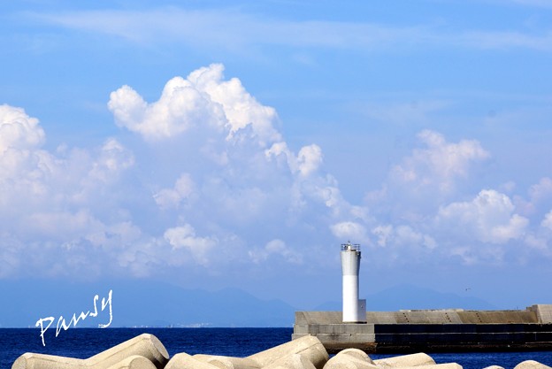 写真: 白い雲と・・白い灯台・・