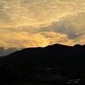 写真: 山に沈む夕日
