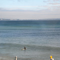 写真: 江ノ電から海を見る