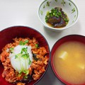2013.09.04鶏そぼろキムチ丼・なすの煮びたし・味噌汁（浅坂作）
