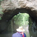 写真: 川のトンネル