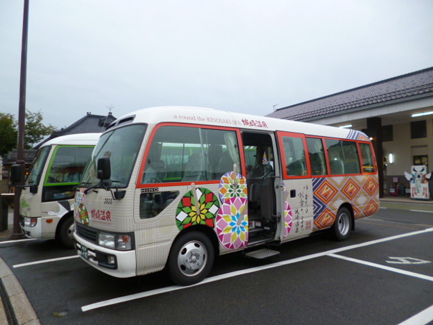 写真: 城崎温泉街の共同送迎バス