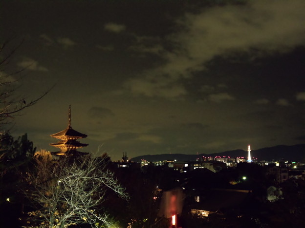 写真: 八坂の塔＆京都タワー