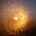窓の霜が朝陽を邪魔する