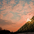 写真: ガラスのピラミットと夕焼け空