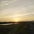 写真: 宝満川を照らす夕日