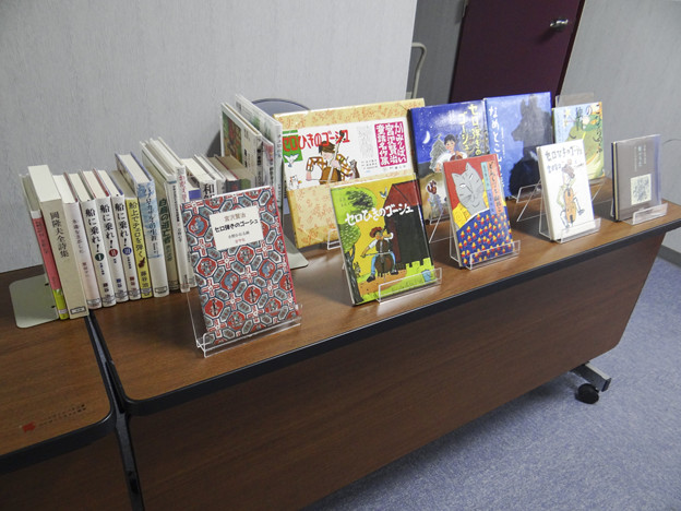 写真: 図書館ならではの受付@里庄町図書館@岡山県