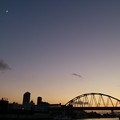 写真: 鉄橋と月