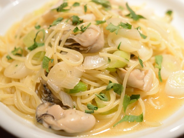 写真: 広島産牡蠣、北海道産帆立貝、長葱のスパゲッティ　塩