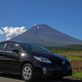 写真: プリウスと富士山