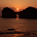 写真: 円月島の落日