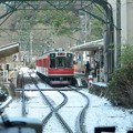 写真: 雪景色の登山鉄道