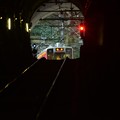 写真: 登山鉄道の下り坂