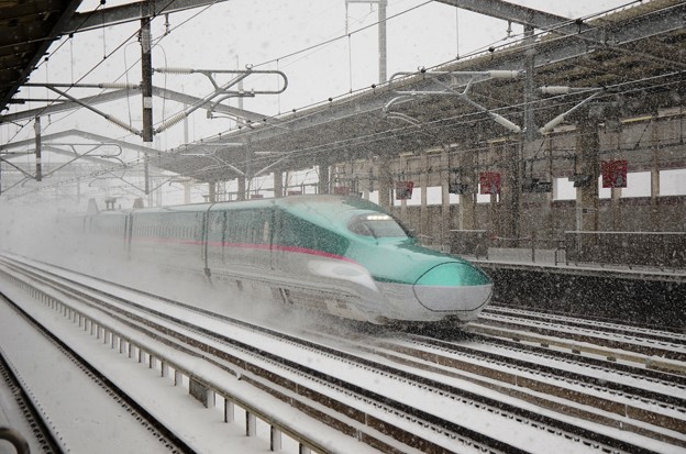 写真: 雪の福島駅通過！はやて104号