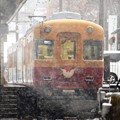 雪と温泉湯気に煙るダブルデッカーエクスプレス　宇奈月温泉駅にて