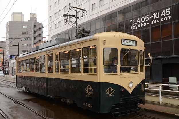 雨の地鉄富山駅前駅　レトロ電車到着