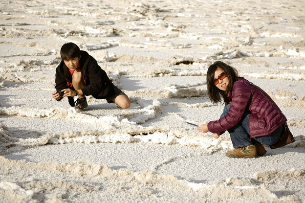 Badwater - Rie and Kane taking pics