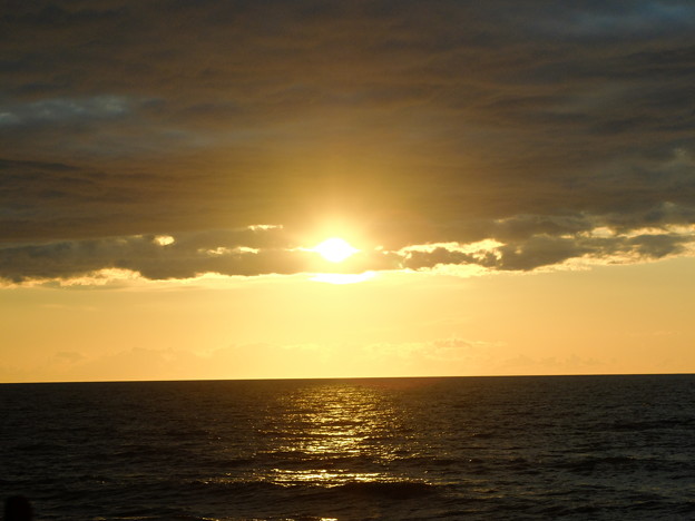 写真: 日本海に沈む夕日