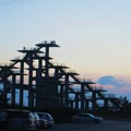 写真: 夕日に共振する展望台