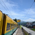 写真: 小駅と地鉄カラー