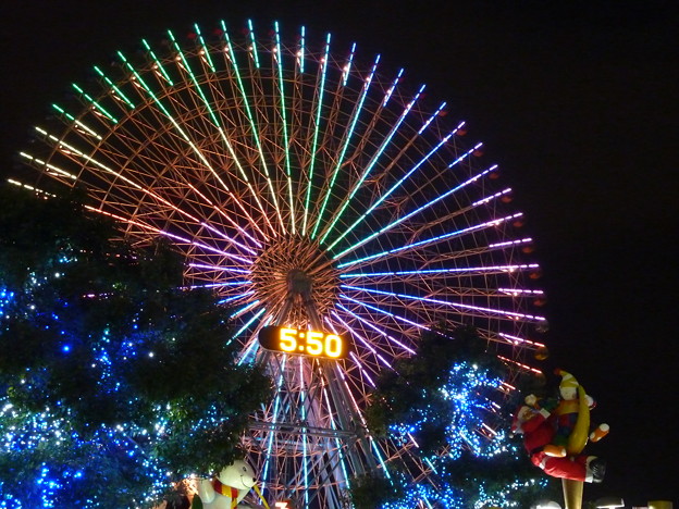 写真: [横浜] みなとみらい｜大観覧車を背景に｜Xmasイルミネーション2012