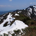 新緑と残雪の三ヶ辻山