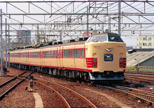 写真: 国鉄　特急しらさぎ　名古屋出発