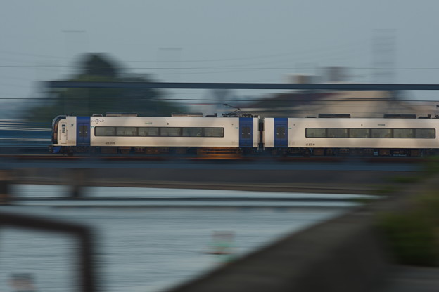 日も落ちた頃　名古屋へ急ぐ列車が走り去る風景