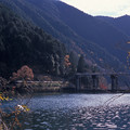 写真: 高山本線　下原ダムを通過する特急ひだ