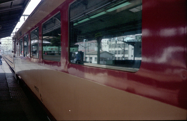 写真: 0026　80系特急ひだ　窓に映る昔のきしめん屋（名古屋駅）