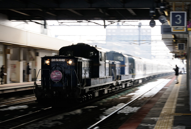写真: 004　白石駅を通過するトワイライトエクスプレス