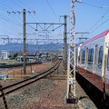 写真: 東海道線快速列車は遥か彼方へ