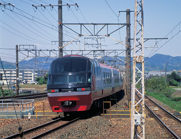 写真: 飯田線列車が下ると間もなく名鉄電車も下ります