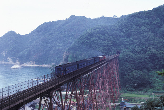 写真: 1986年8月山陰旅062KR　山陰本線　餘部鉄橋と旧客（再スキャン）