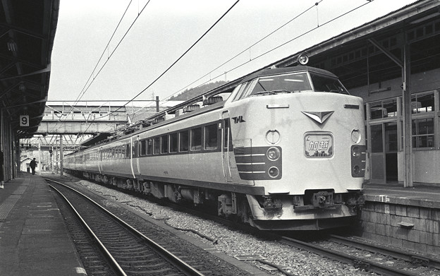 写真: 1986年頃　米原駅で発車を待つ485系特急加越