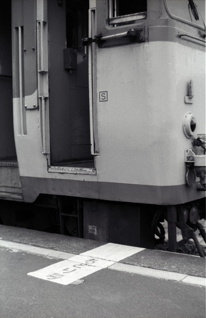 写真: （再スキャン）1986年　急行ちどり　ホームの乗車位置